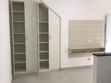 CASA EM CONDOM�NIO